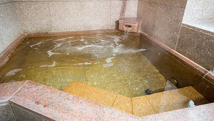 ２４時間利用可の御影石造りの天然温泉の貸し切り風呂