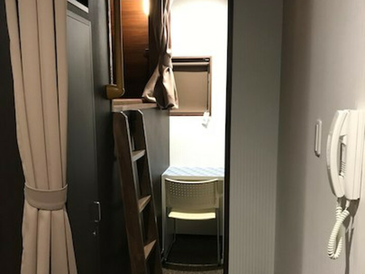 カプセルベット上段　（男性専用）　「禁煙」