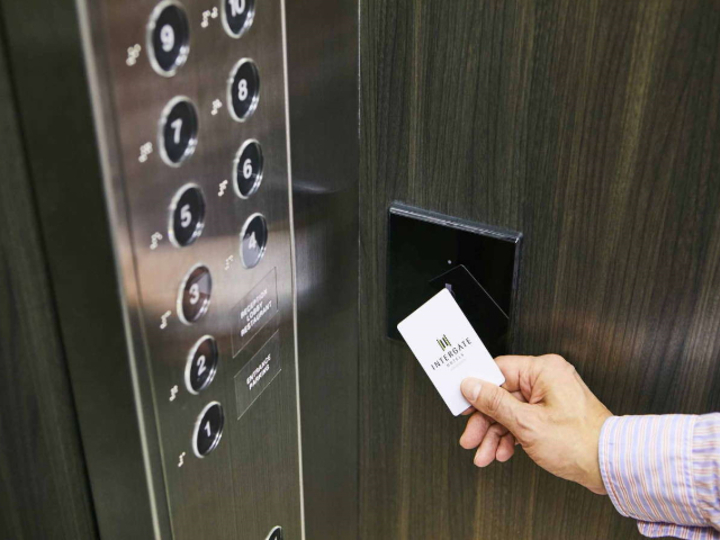 【カード認証エレベーター】客室フロアでのお客様の安心と安全を確保するカードキー認証エレベーター