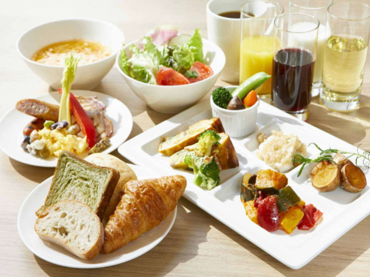 【ごちそう野菜の朝ごはん】焼きたてパンと彩り豊かな野菜にひと手間加えたごちそうメニューをご用意