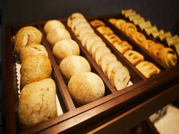 【焼きたてパン】自慢のサクサクのクロワッサンを初め、毎日焼きたてパンが多数並びます