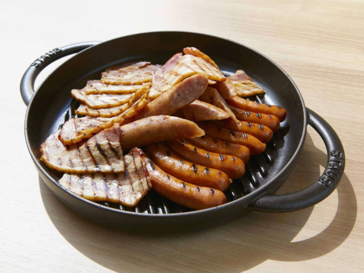 【ごちそう野菜の朝ごはん】厳選素材をこだわりのグリルでお届けする、厚切りベーコン＆ソーセージ