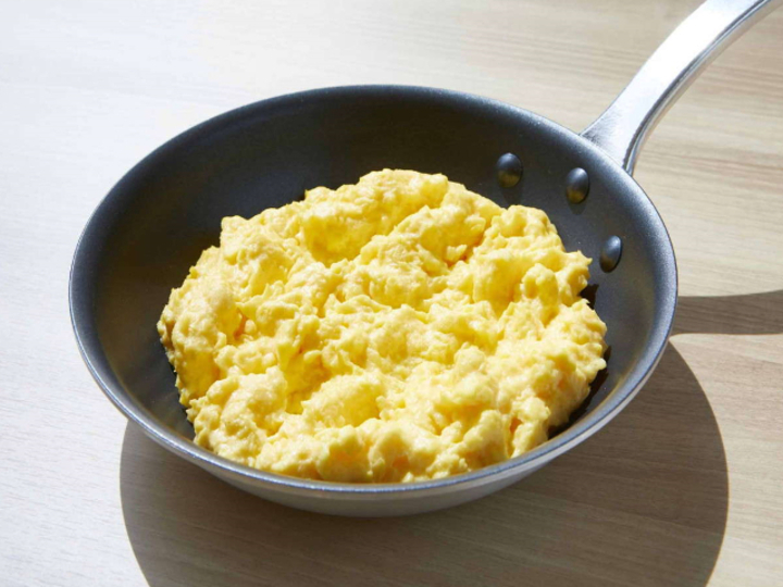 【ごちそう野菜の朝ごはん】シェフの技が光る定番メニュー、ふわふわに仕上げたスクランブルエッグ