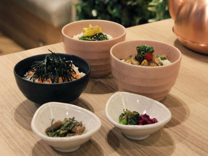 インターゲートラウンジでは、宿泊者限定のサービスで21時よりお夜食のお茶漬けをご提供しております。