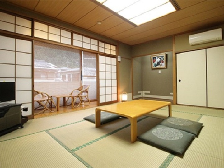 和室10畳（1〜4名/トイレ付）