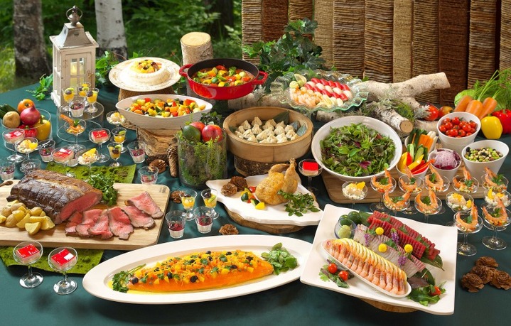夕食バイキングは、素材にこだわった和食・洋食・中華・デザートの料理が並びます。