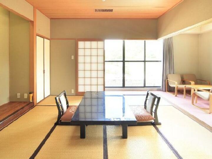 ゆっくりと過ごせる和室10畳.