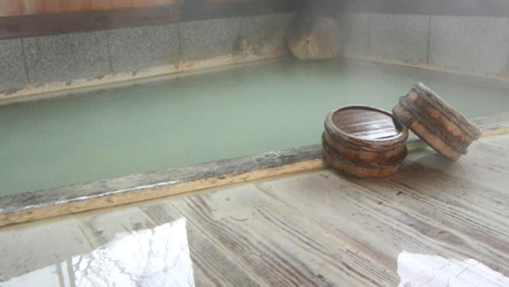 白濁した「こけしの湯」は、硫黄泉としては珍しくPH7.1とほぼ中性で、肌に非常に優しいお湯です。