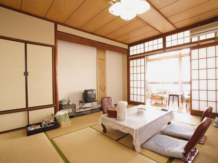 ゆったり和室 リニューアル済の共同トイレ利用となります。.